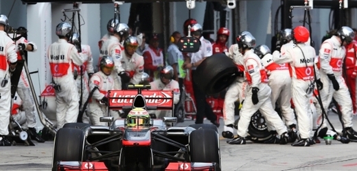Lewis Hamilton zamířil do boxu své bývalé stáje McLaren.