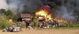 Hořící muslimská obydlí ve střední Barmě.