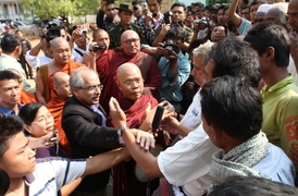 Zvláštní emisar OSN v Barmě, Vijay Nambiar, se snaží o zprostředkování dialogu mezi buddhisty a muslimy.