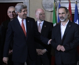 Ahmad Muáz Chatíb (vpravo) se překvapivě vzdal vedení opozice.