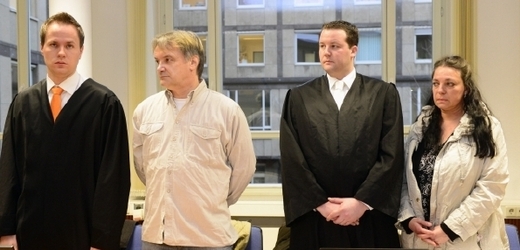 Únosci Uwe Reinecker (druhý zleva) a jeho partnerka Melanie-Christin Marie Bernhartová.