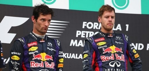 První dvě místa a radost se nekoná. Sebastian Vettel (vpravo) musel Marka Webbera pořádně namíchnout.