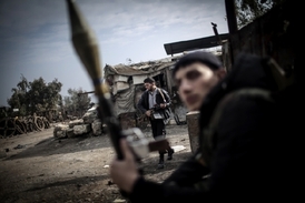 Bojovníci Svobodné syrské armády. RPG v rukou jednoho z nich může být ze skladů syrského vojska.