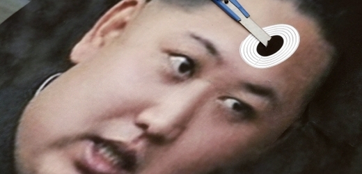 Perořízek zapíchnutý do čela Kim Čong-una. Obrázek z Jižní Koreje.