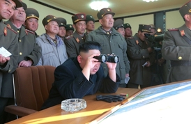 Kim Čong-un sleduje nepřítele na jižní hranici KLDR. 