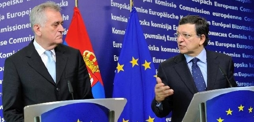 Srbský prezident Tomislav Nikolić (vlevo) a šéf EK Manuel Barroso.