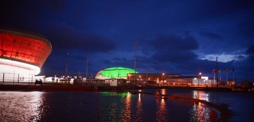 Panorama olympijské Soči dostává svůj finální ráz. Po levé straně na snímku bruslařská Adler Arena, zelenou barvou září Ledový palác.