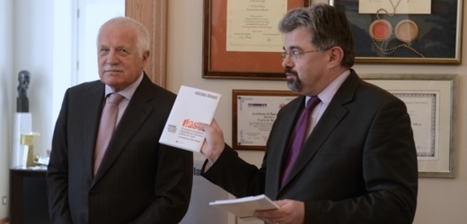 Václav Klaus a Jiří Weigl (vpravo) při představování knihy Deset.