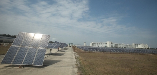 Vlastníci solárních panelů díky zmatkům v parlamentu neví, dokdy musí uzavřít smlouvu o jejich likvidaci (ilustrační snímek).