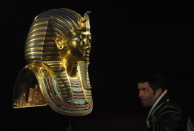 Jedenáctikilová maska ze zlata, která byla položena přes hlavu mumie královny.