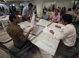 Sčítání hlasů po volbách v Bagdádu (ilustrační foto).