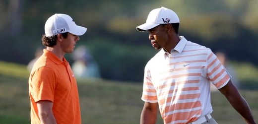 Golfisté Rory McIlroy (vlevo) a Tiger Woods.