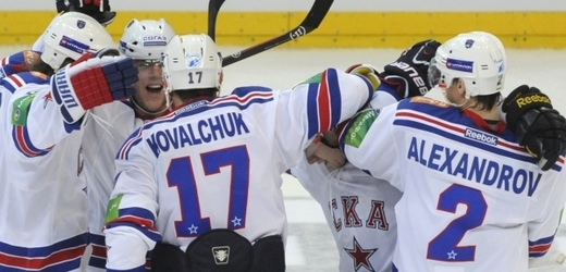 Hokejisté Petrohradu se radují z gólu.