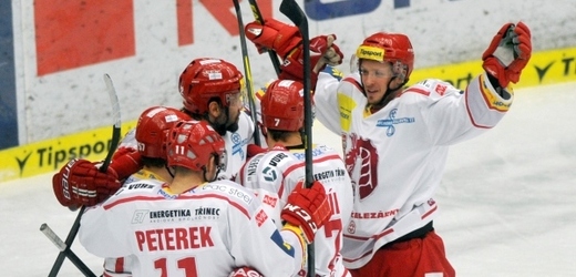 Hokejisté Třince ve druhém utkání semifinálové série rozstříleli Zlín.