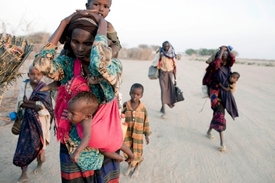 Somálky do uprchlických táborů utíkají před hladem. Čeká je tam ale další utrpení.