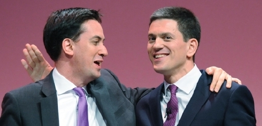Britové přijdou o oblíbené soupeření bratrů Milibandových (David je vpravo).