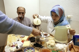 Muslimská rodina při ramadánu.