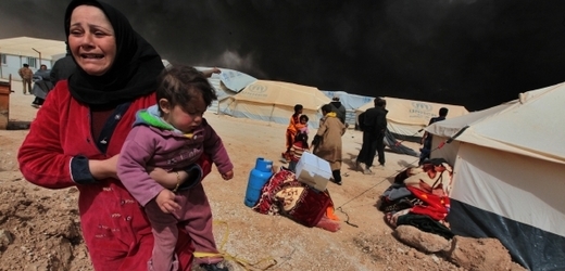 Zoufalá matka v táboře běženců na severu Sýrie.