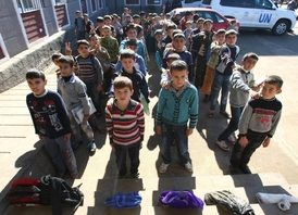 Syrské děti chodí v tureckém uprchlickém táboře do školy.