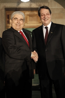 Kyperský prezident Nikos Anastasiadis (vpravo) se svým předchůdcem Dimitrisem Christofiasem.