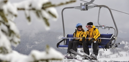 Ve většině areálů se bude lyžovat i nadále.