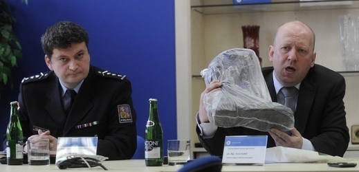 Pavel Kubiš z kriminální policie (vpravo) 29. března v Jihlavě na mimořádné tiskové konferenci informoval novináře o objasnění brutální vraždy 15leté dívky z Jihlavska. Ukazuje motorkářskou botu, kterou pachatelé použili při vraždě.