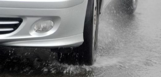 Pouze kvalitní pneumatika s neopotřebovaným dezénem zaručí bezpečnou jízdu (ilustrační foto).