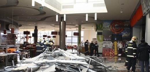 V předsálí multikina v plzeňském obchodním centru Plaza se 28. března zřítila část stropu a zranila pět lidí.