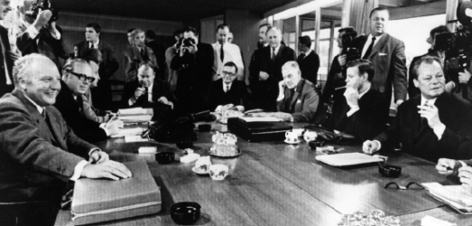 Bunkr byl dokončen za vlády SPD a FDP pod vedením Willyho Brandta. Na snímku představitelé stran během koaličního jednání. Zleva Walter Scheel, Wolfram Dorn, Hans Dietrich Genscher, Josef Ertl, Karl Schiller, Alex Moeller, Helmut Schmidt a Willy Brandt.