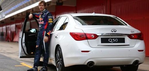 Vettel a model Infiniti Q50, na jehož vývoji se podílel.