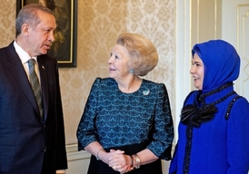 Erdogan s manželkou (vpravo) a královnou Beatrix.