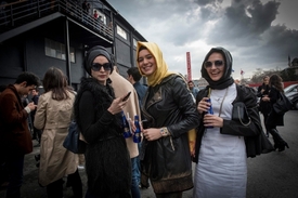 Ženy v Istanbulu. Střední třídě se daří.