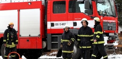 V Praze hoří bývalé nakladatelství Naše vojsko. Na místě zasahují hasiči (ilustrační foto).