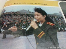 Na internetovém snímku je Pcheng Li-jüan, která byla v minulosti populární zpěvačkou, oblečená v armádní uniformě.
