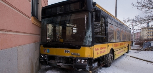 Autobus naboural do budovy pošty na budějovickém Senovážném náměstí.