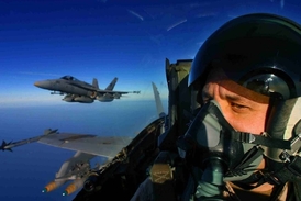 V kokpitu F/A-18 Hornet nad Irákem.