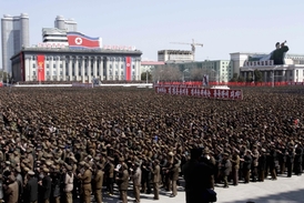 Severokorejci se sešli na náměstí Kim Il-sena, aby podpořili svého vůdce Kim Čong-una.
