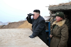 Severokorejský vůdce Kim Čong-un zlostně hledí za hranice demilitarizované zóny.