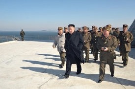 Kim Čong-un s vojáky.