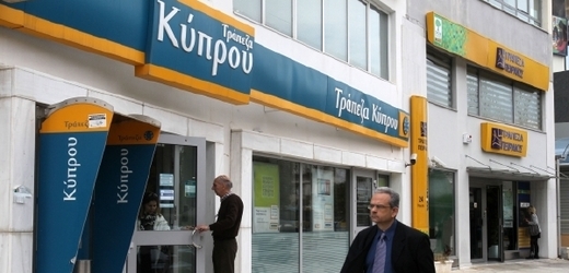 Kdo si uložil u Bank of Cyprus vklad nad sto tisíc euro, přijde o 37,5 procenta.