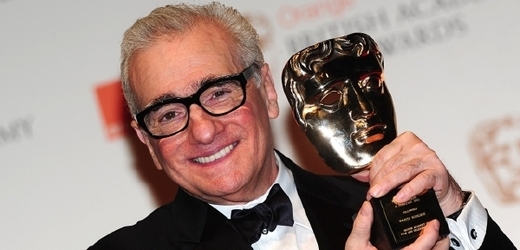 Martin Scorsese maptřík nejlepším světovým režisérům, na snímku drží cenu BAFTA.