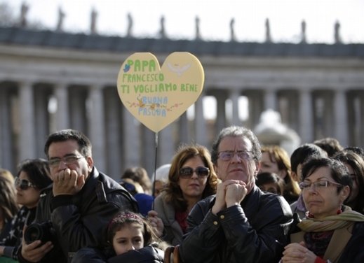 Transparent-srdce s nápisem "Papeži Františku, milujeme tě. Krásné Velikonoce".