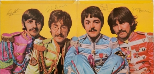 Vydražené album Sgt. Pepper's Lonely Hearts Club Band s podpisy všech "Brouků".