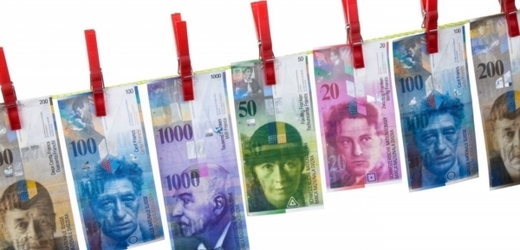 "Nejšpinavější" ze všech peněz jsou švýcarské franky (ilustrační foto).