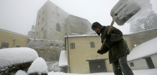Odstraňování sněhu na hradě Buchlov (ilustrační foto).