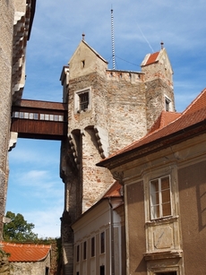 Jedna z věží gotického hradu Pernštejna.