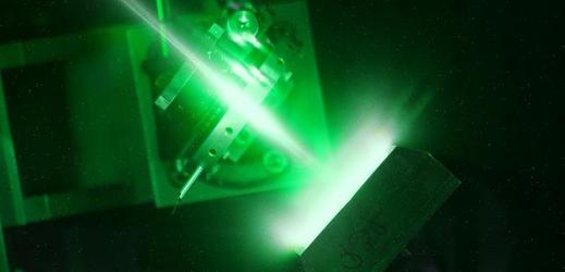 Výkon laseru v britském Chiltonu se počítá v milionech miliard wattů.