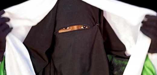Saúdské Arabky musejí na veřejnosti nosit šaty, které kryjí celé tělo.