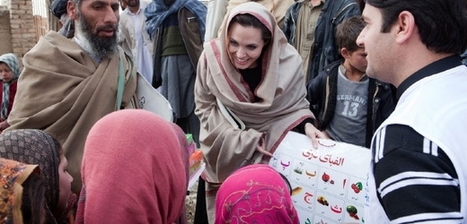 Angelina Jolie u školy v Afghánistánu, kterou financuje.