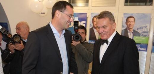 Boris Šťastný (vlevo) má k vedení radnice výhrady.